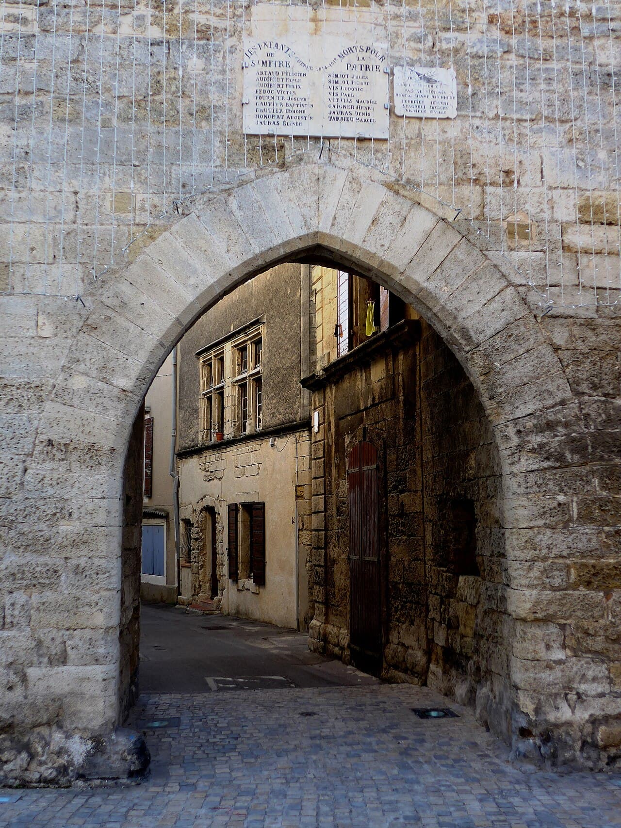 Saint-Mitre-les-Remparts