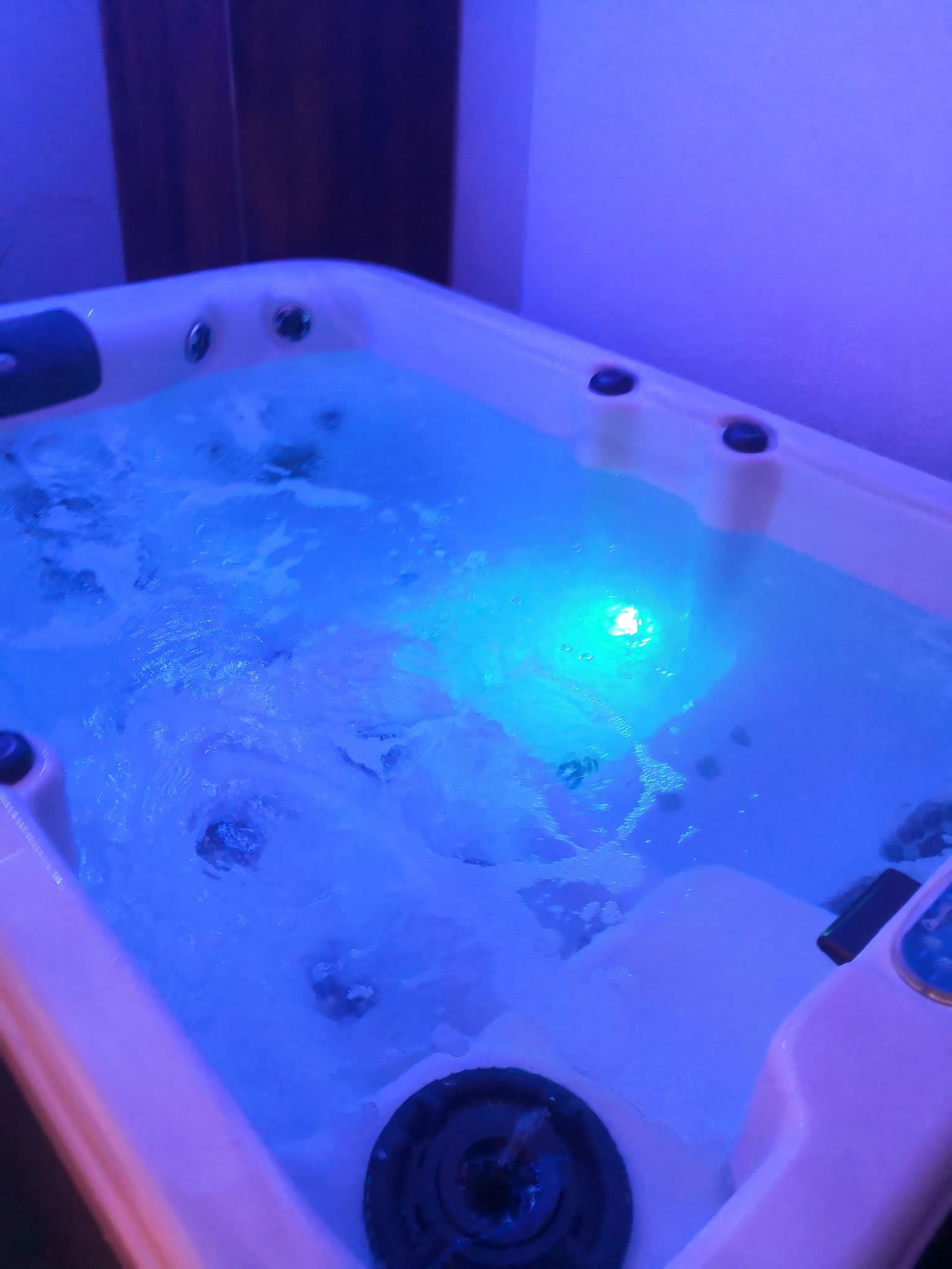 Gros plan sur le jacuzzi privatif en lumière douce