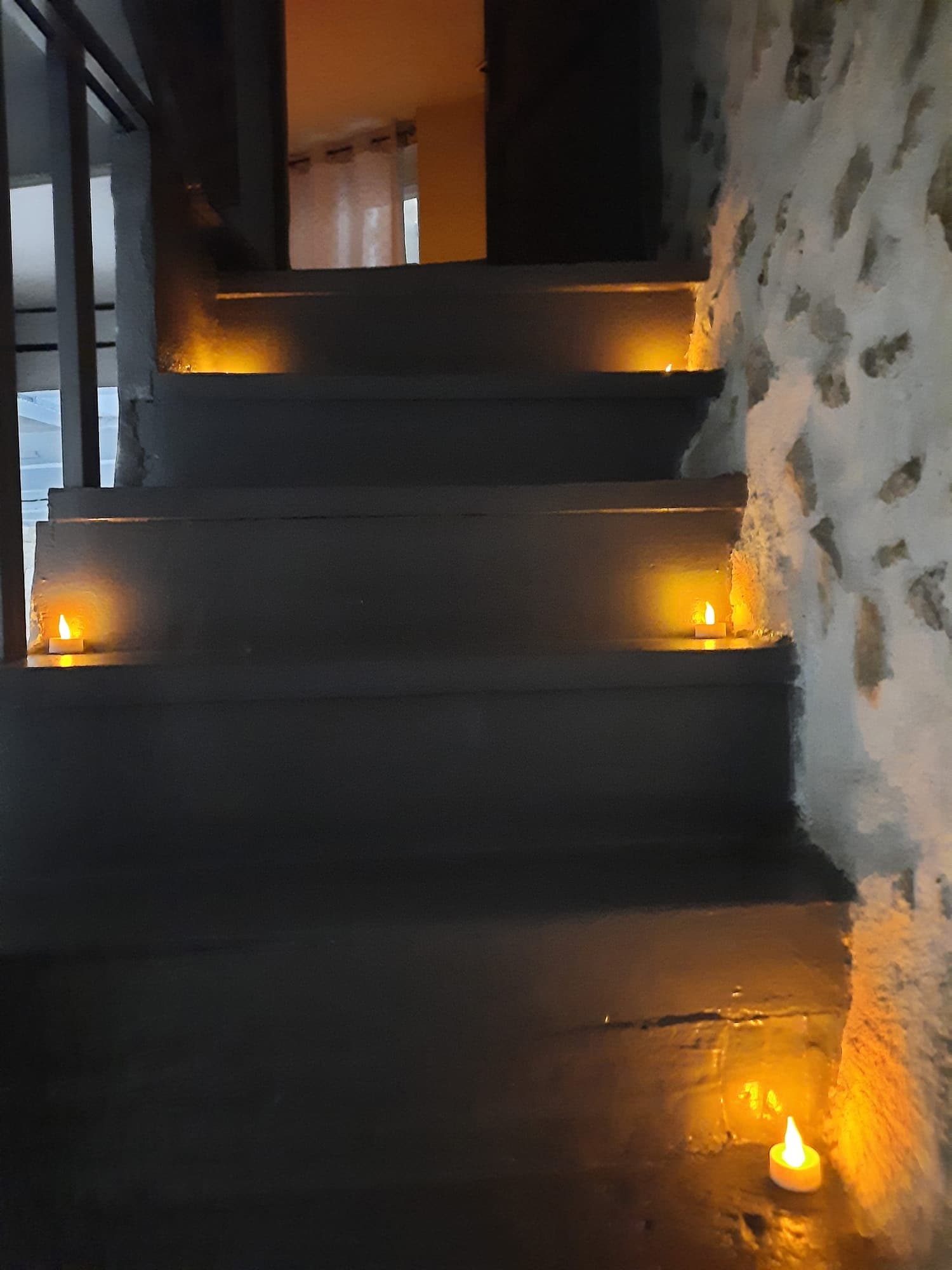 Escalier éclairé par de petites lumières pour une ambiance intime