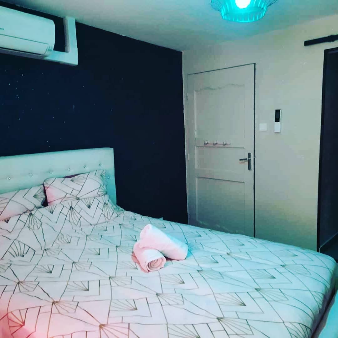 Chambre de la love room avec lit préparé et éclairage doux