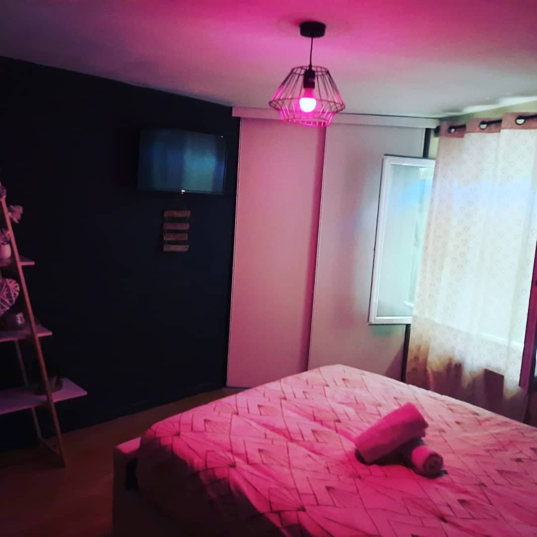 Chambre romantique avec lumière douce et ambiance nocturne