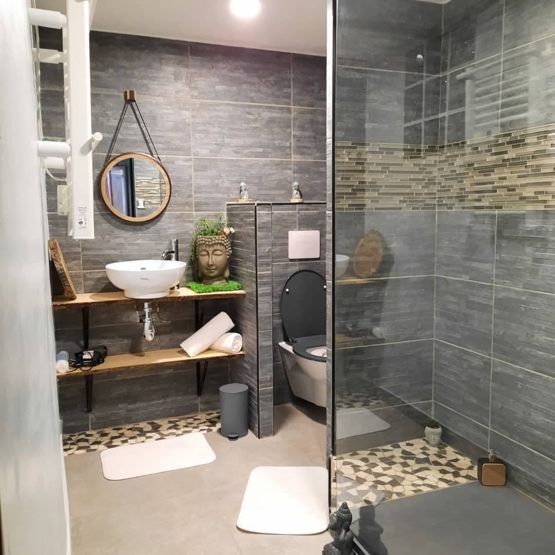 Salle de bain contemporaine avec douche et vasque en bois