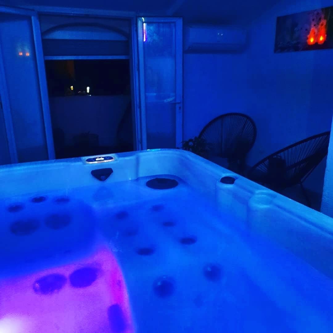 Jacuzzi au premier plan avec lumière d'ambiance