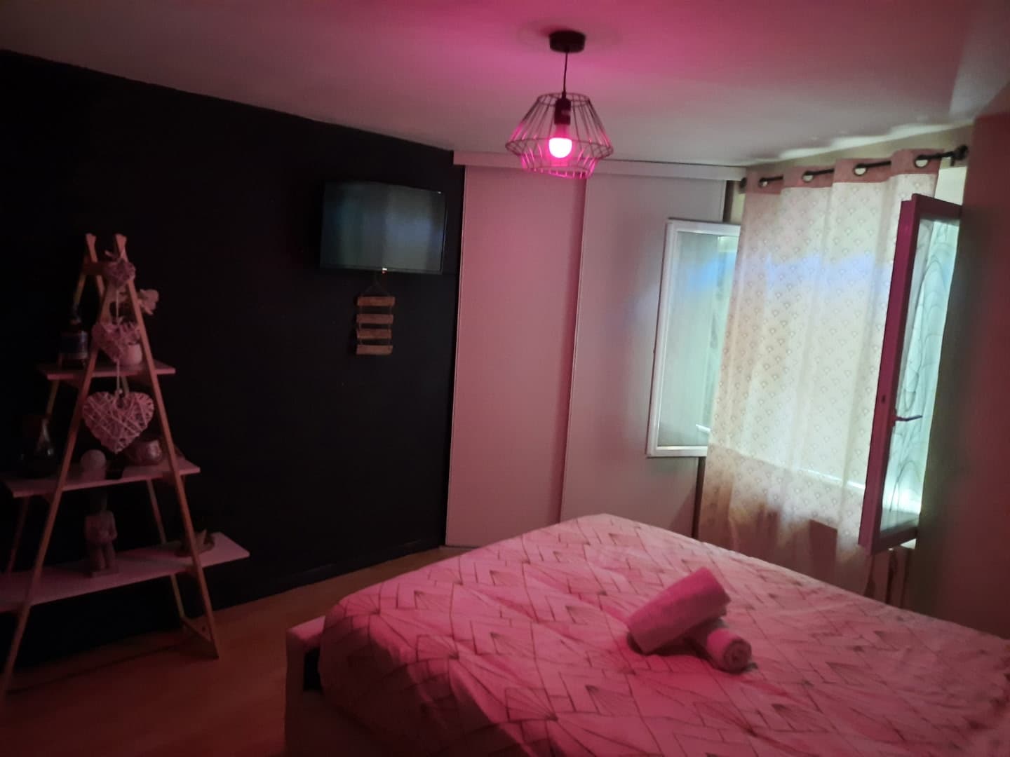 Chambre avec ambiance rose douce et décoration romantique discrète