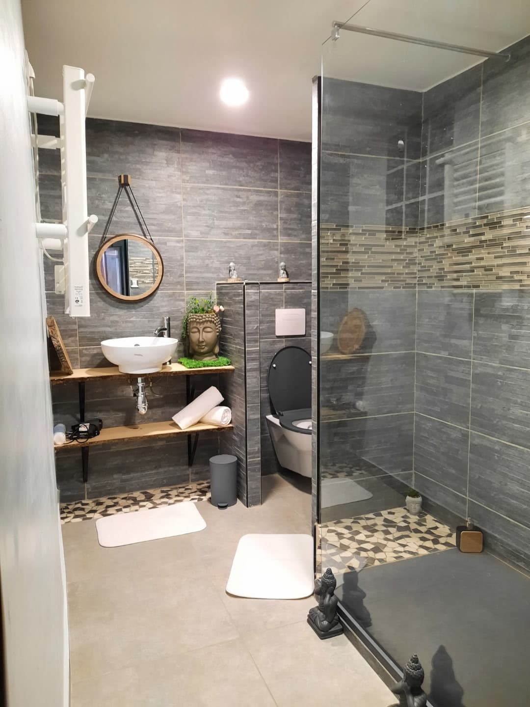 Douche et vasque dans une salle de bain aux tons pierre et graphite