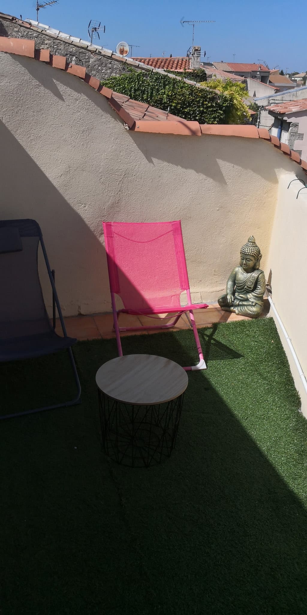 Petit extérieur avec deux fauteuils et lumière provençale