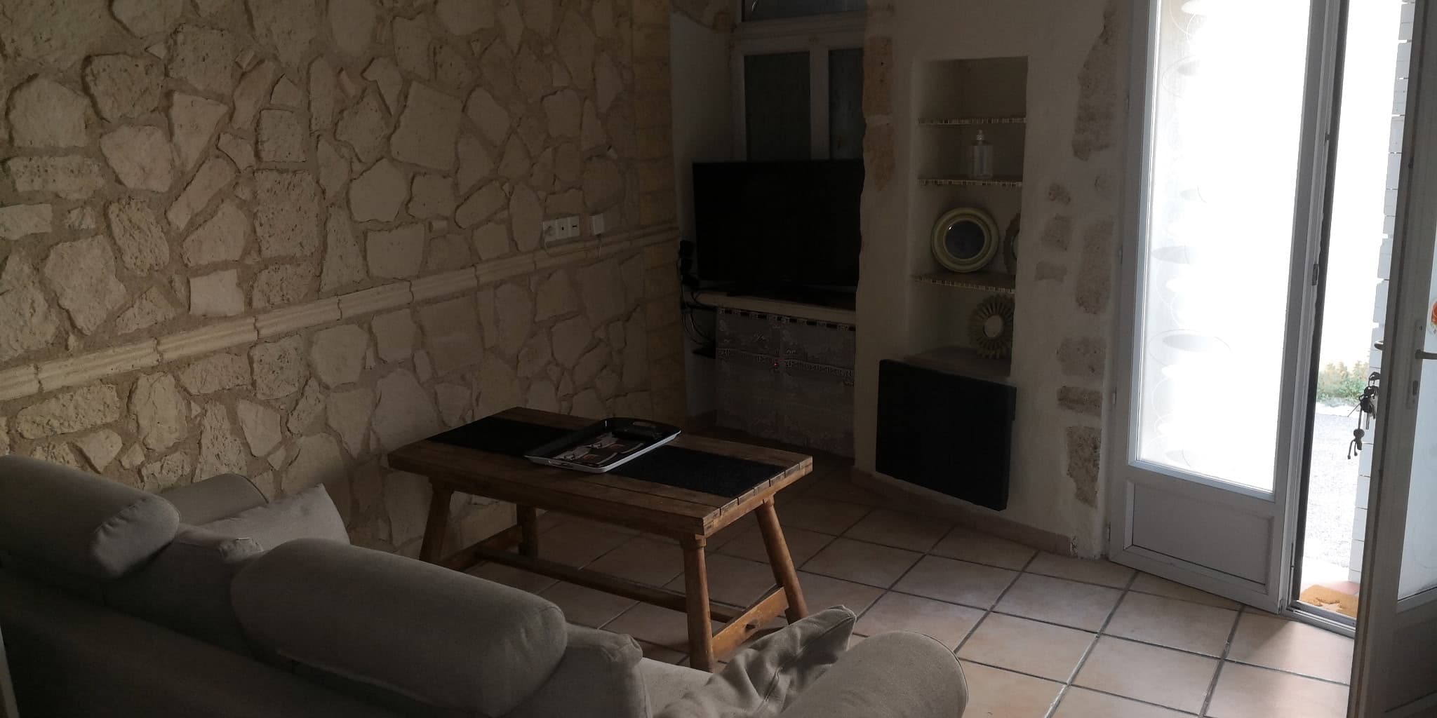 Salon lumineux de la suite romantique avec pierre claire et atmosphère provençale