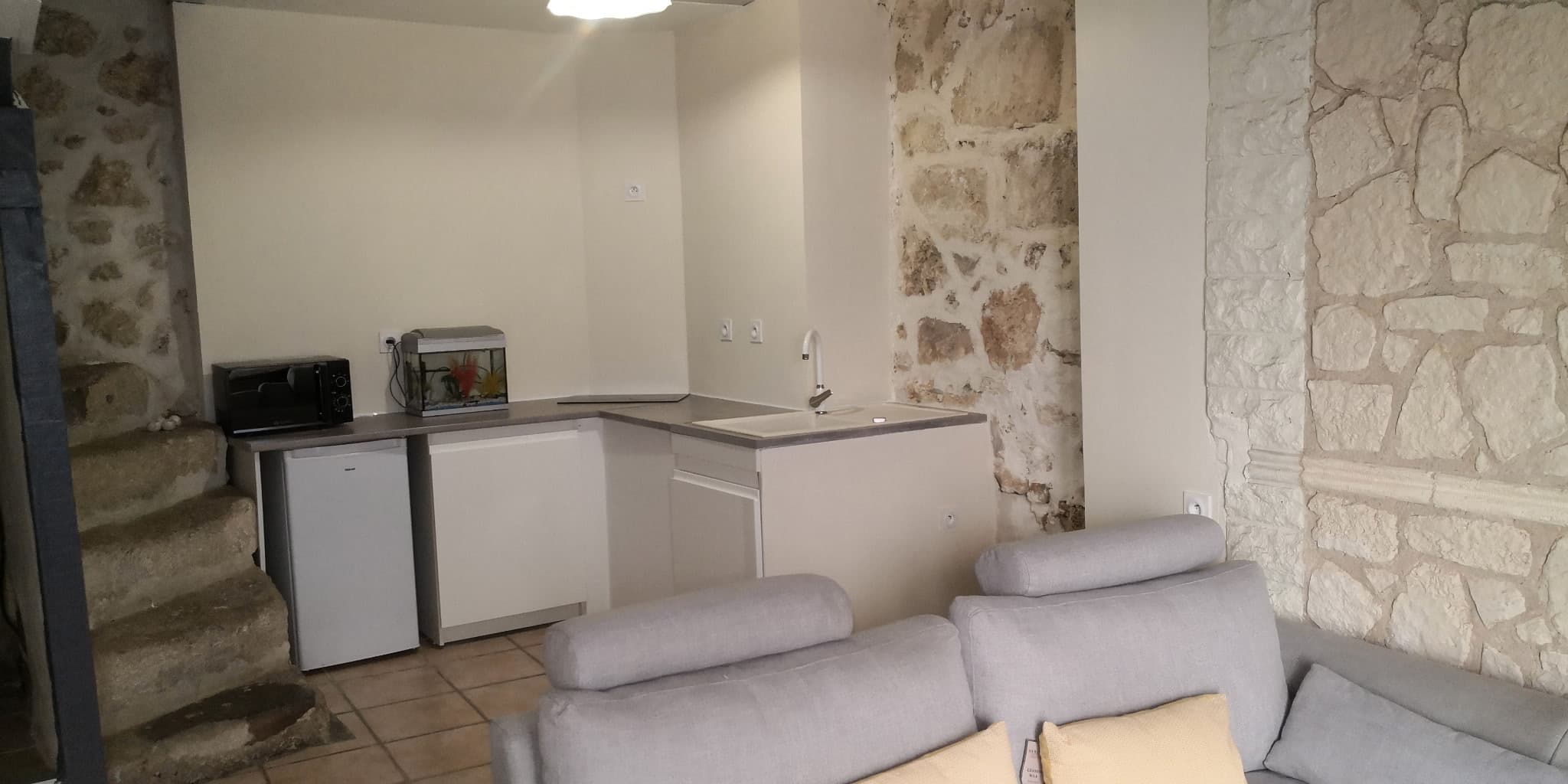 Espace salon et kitchenette d'une suite romantique en Provence