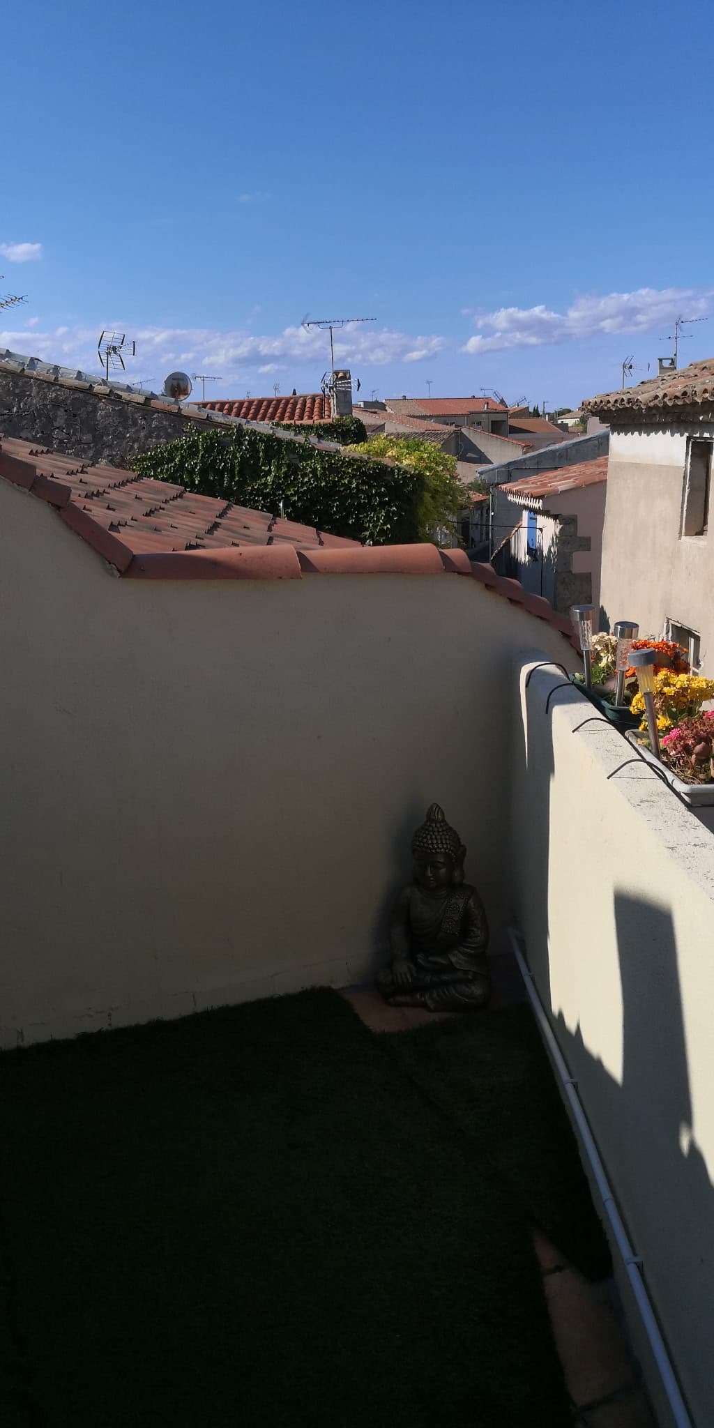 Vue extérieure depuis la suite sur les toits et le ciel de Provence