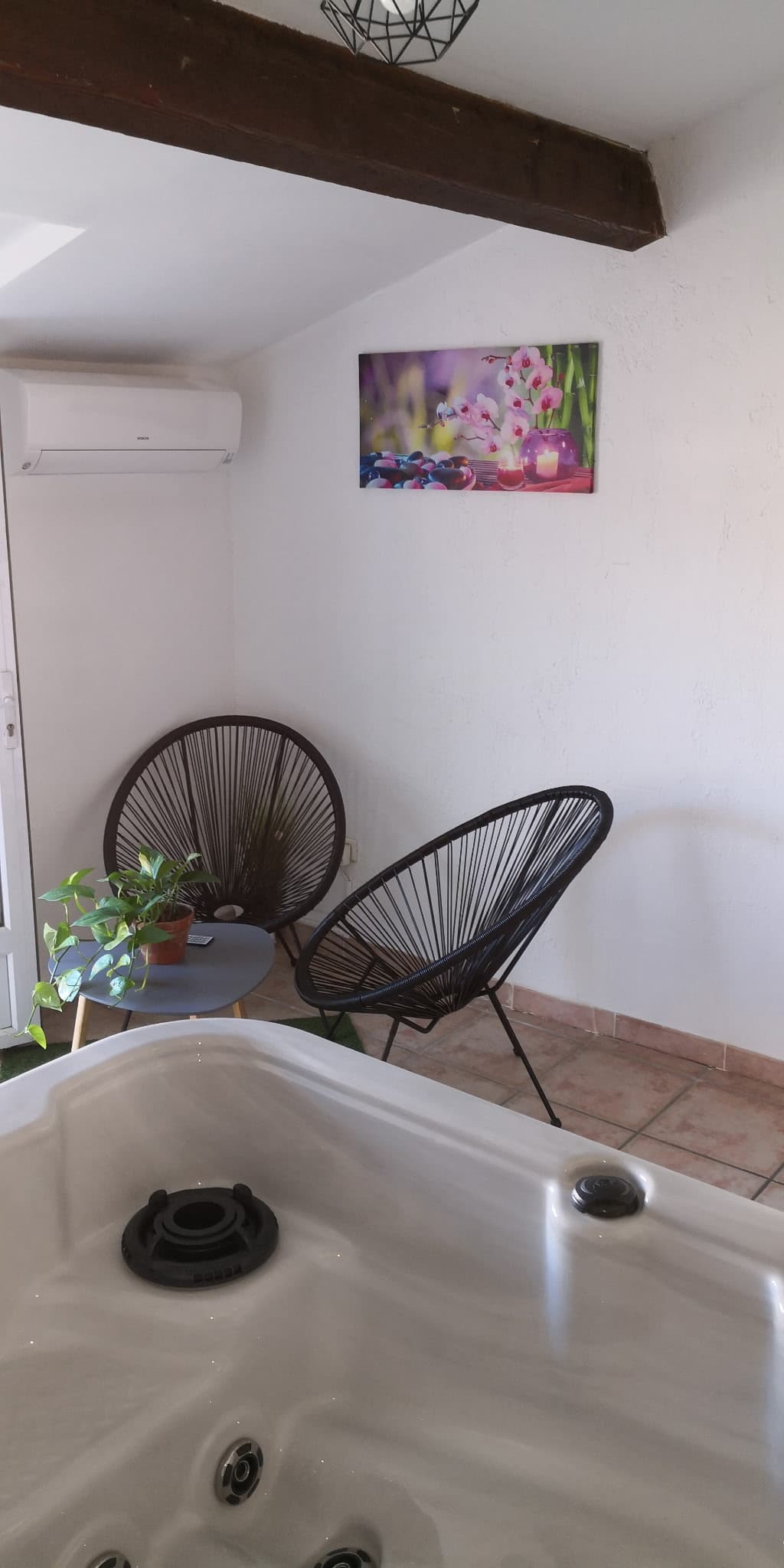 Espace détente avec jacuzzi au premier plan