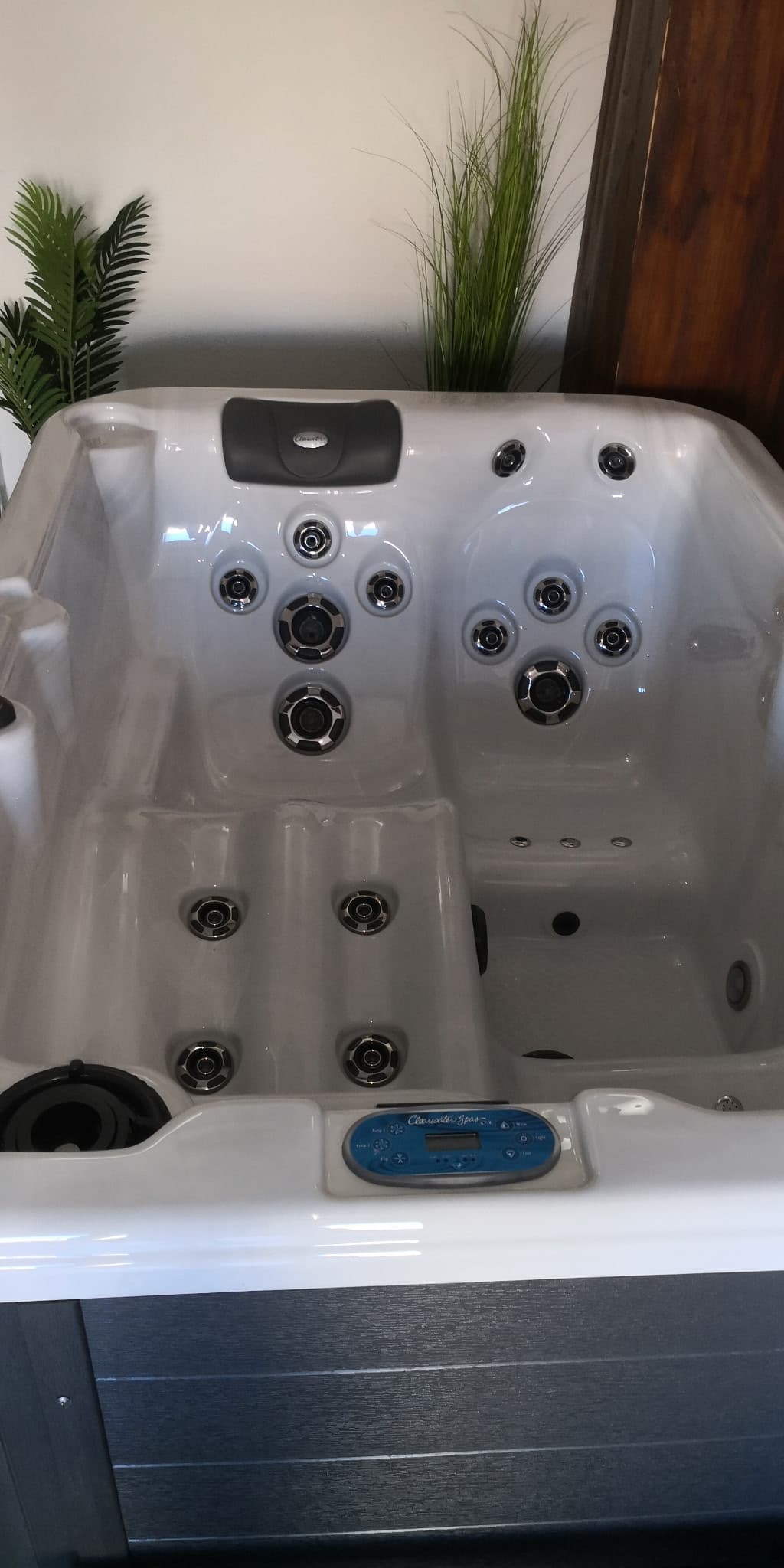 Jacuzzi privatif de la suite romantique vu en vertical