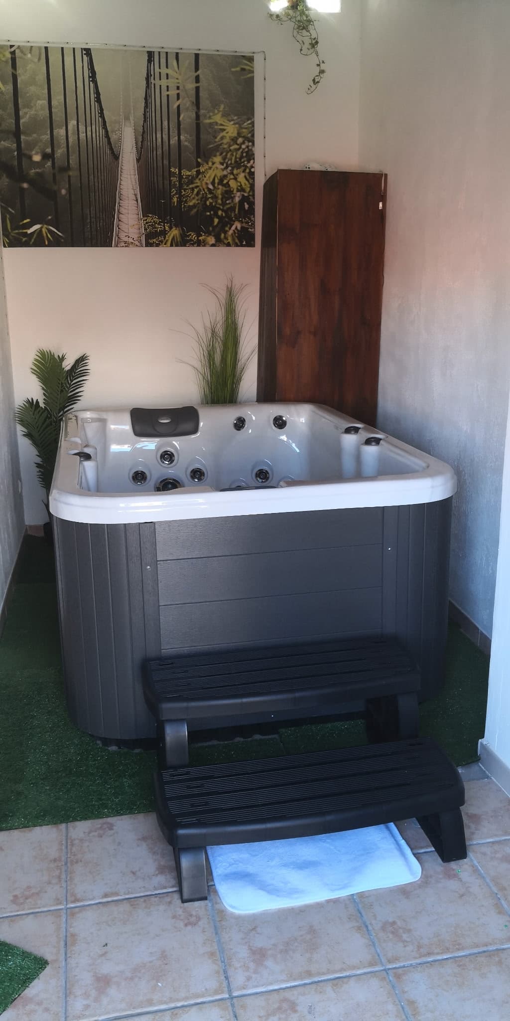 Jacuzzi privatif de jour dans l'espace spa