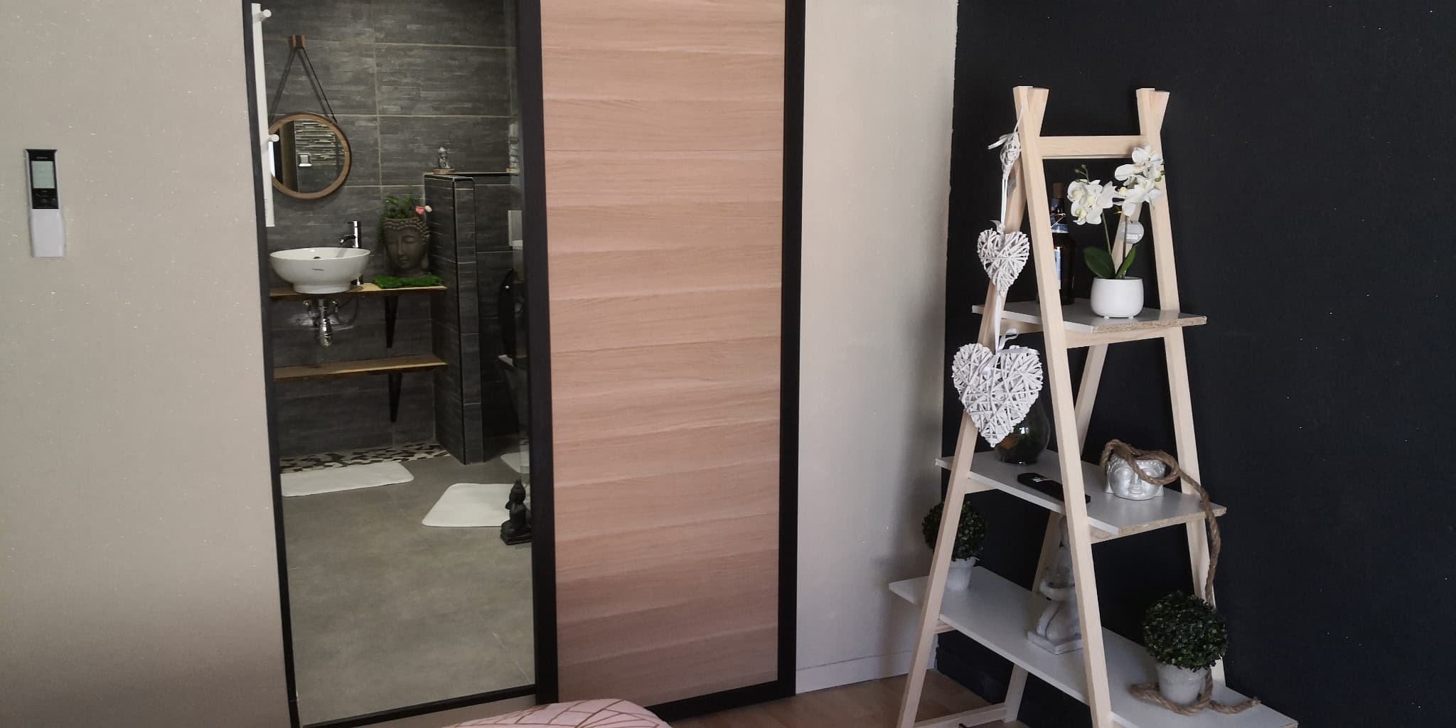 Détails d'accès et portes intérieures de la suite romantique