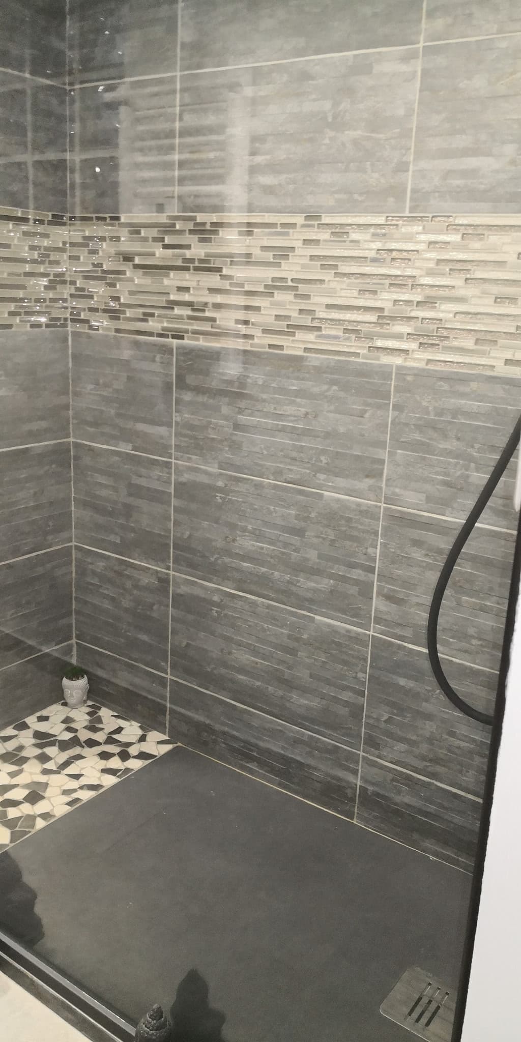 Douche carrelée et détail de salle de bain dans la suite