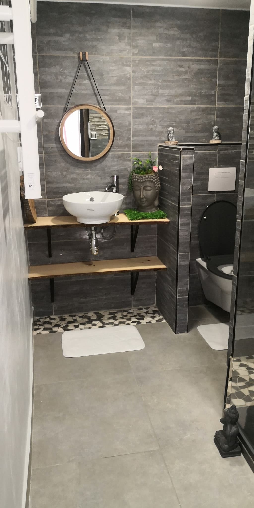Vue verticale de la salle de bain avec douche et vasque miroir